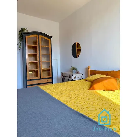 Проживание в семье Vinyl - Charming Place, 15 Minutes To Old Town & Seaside *